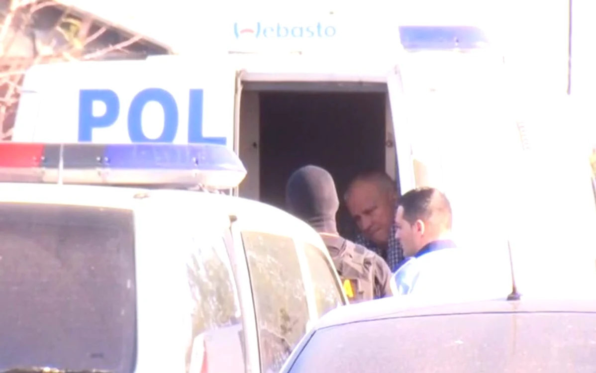 Gheorghe Dinc ăa fost adus cu duba poliţiei la casa ororilor din Caracalfoto: captură video Antena 3