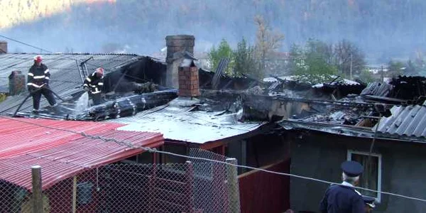 În incendiul de la Brezoi au ars şapte locuinţe