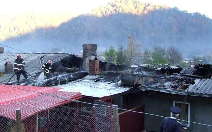 În incendiul de la Brezoi au ars şapte locuinţe