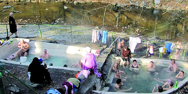 Turiştii intră cu plăcere în apa fierbinte din „cădiţe” mai ales în cea de-a doua zi de Crăciun. Foto: Cristina Popescu