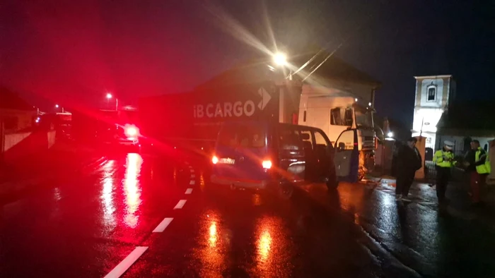 Accident rutier pe DN 1 la Porumbacu de Jos - Sibiu - coliziune între un TIR şi un microbuz cu pasageri soldată cu o victimă Foto Adevărul