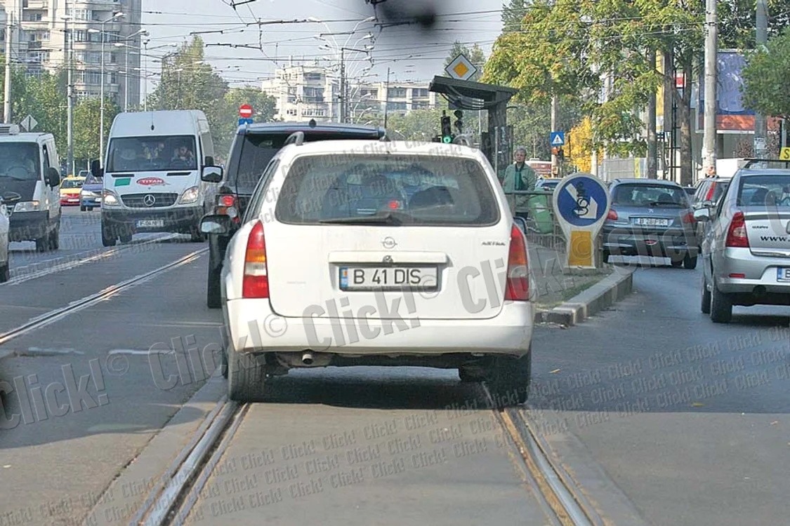 Este oprit de poliţie  după două străzi
