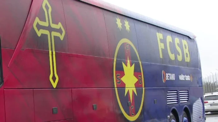 Crucea e la loc de cincste pe autocarul FCSB-ului. FOTO: Facebook