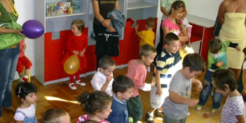 Bacău: Preşcolarii, înghesuiţi ca sardelele în grădiniţe