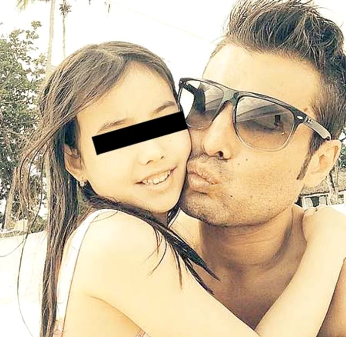 
    Fetele nu s-au mai  dezlipit de Mutu  după ce acesta  a revenit acasă (FOTO: Arhivă personală)  