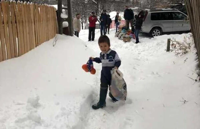 Acţiunea de ajutorare face o mulţime de copii fericiţi  FOTO: Radu Ţigănuş