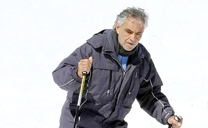 Andrea Bocelli coboară în viteză pe pârtia din St. Moritz