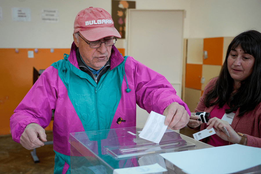 Bulgarii votează pentru a cincea oară în doi ani. Țara, scindată în faţa invaziei ruse în Ucraina