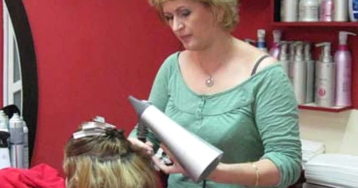 Suceava: Oana Maria Onofrei: „O coafeză trebuie să fie bun psiholog“ (PORTRET)