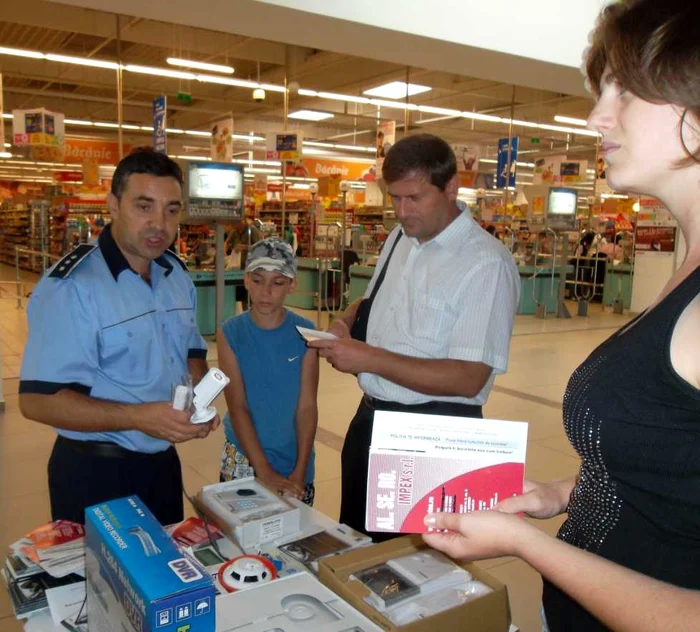 Poliţiştii în mijlocul cetăţenilor