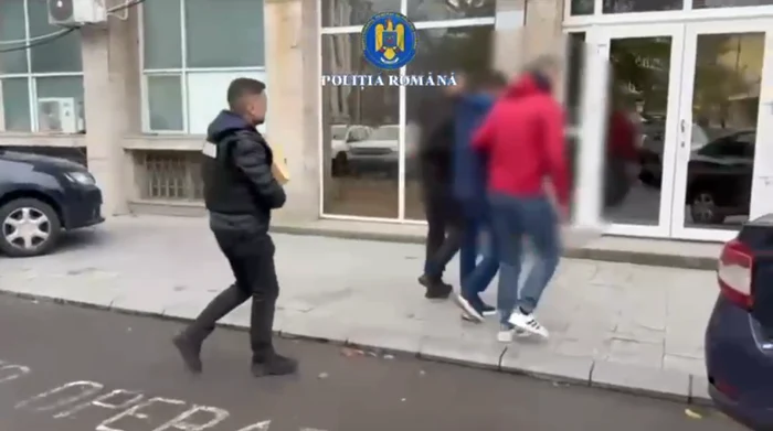 Bărbatul a fost ridicat de poliție FOTO Captură video