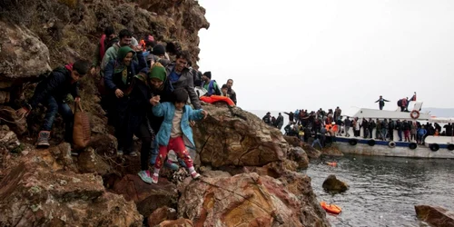 Emigranţii escaladează un drum mai abrupt după ce barca lor a sosit în insula Lesbos din Grecia. FOTO AP