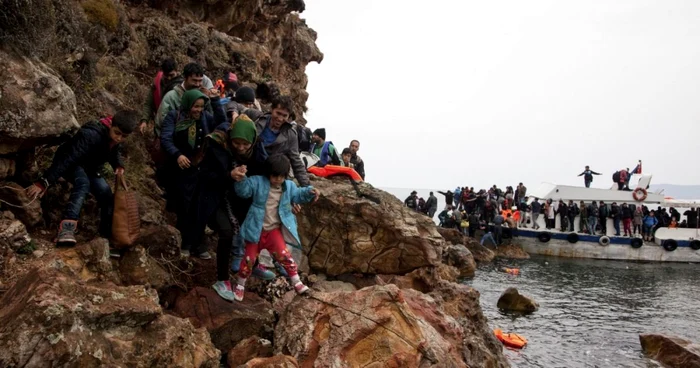 Imigranţi sosiţi pe Insula greacă Lesbos FOTO AP