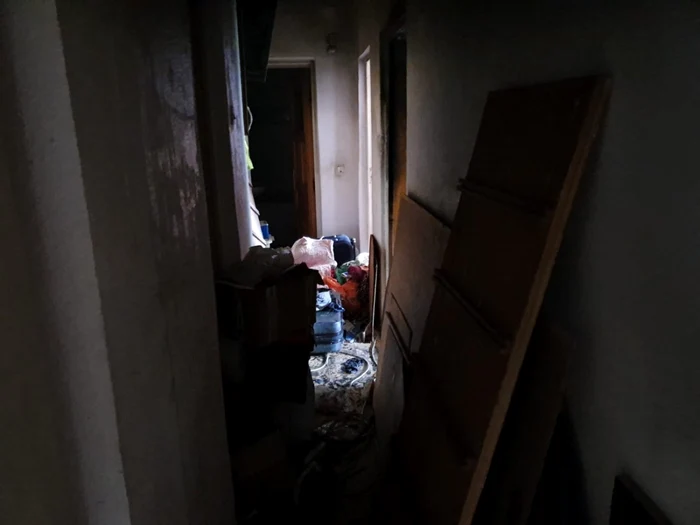 Incendiul a avut loc într-o locuinţă socială FOTO ISU Iaşi