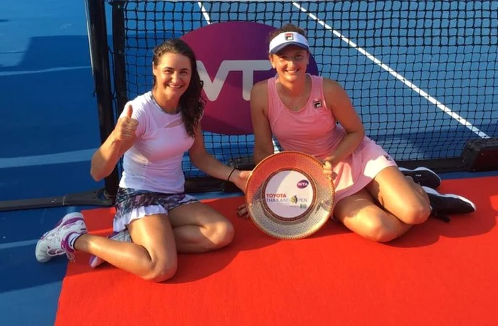 Irina Begu si Monica Niculescu, cu trofeul cucerit la Hua HinFOTO: Instagram