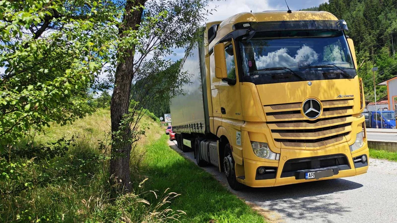 Șofer român de camion, reținut în Bulgaria. A condus băut și a vrut să dea o mită de 50 de euro la polițiști