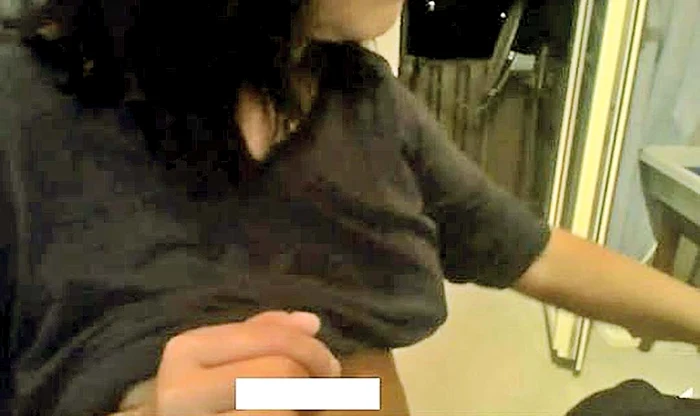 Bruneta le arăta clienţilor virtuali pentru ce plătesc atâta bănet