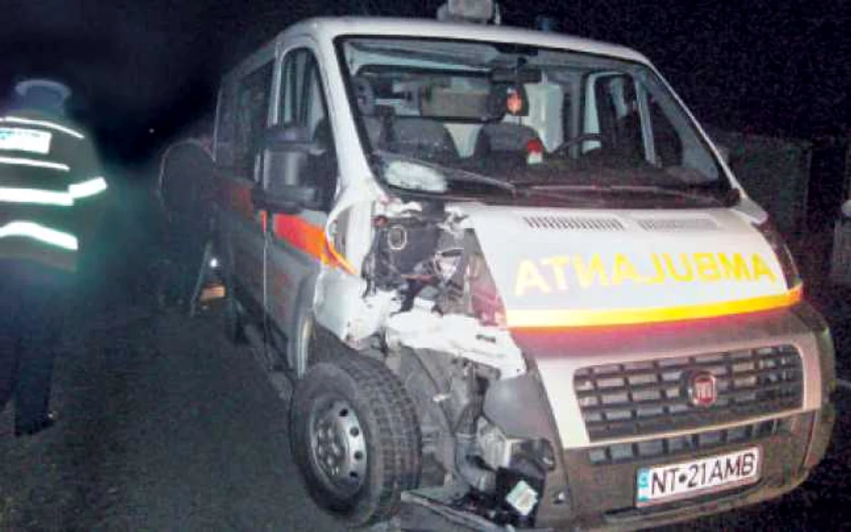 Ambulanţa circula cu viteză când a lovit-o pe femeie în plin