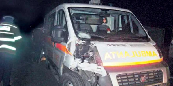 Ambulanţa circula cu viteză când a lovit-o pe femeie în plin