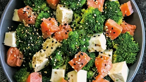 salata cu broccoli si somon jpg