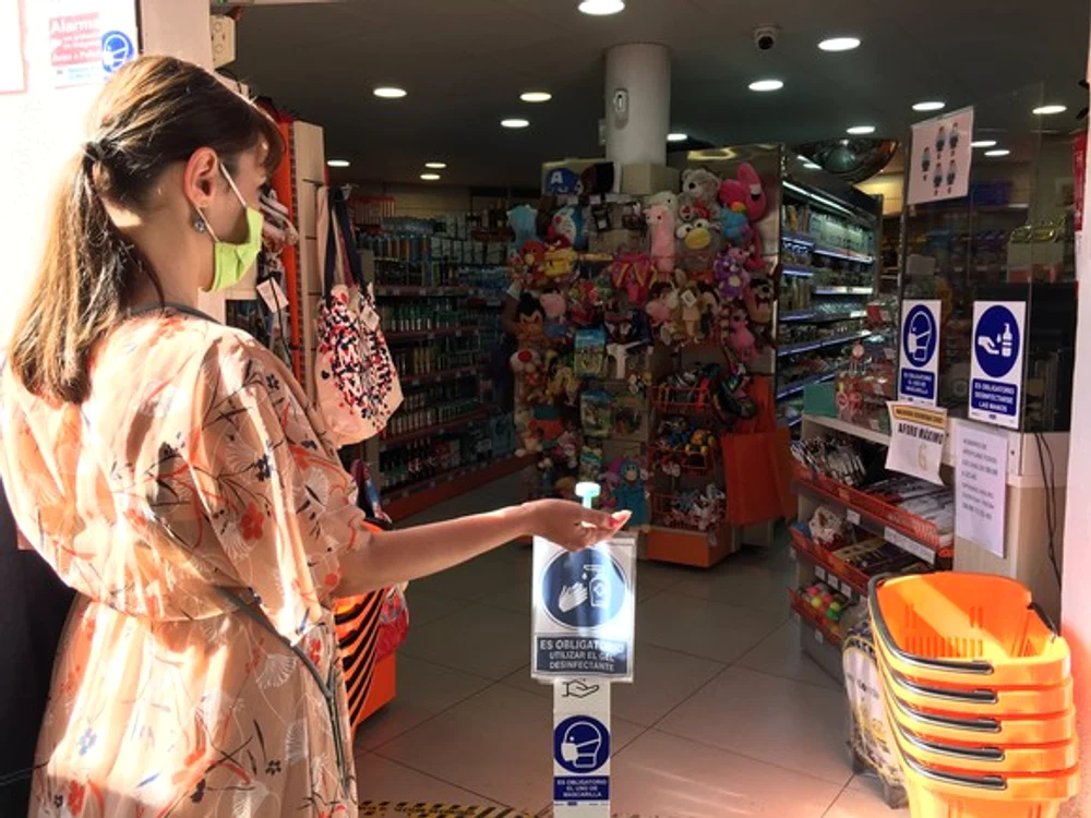 
    Dezinfectantul de la intrarea în magazin nu este opțional  