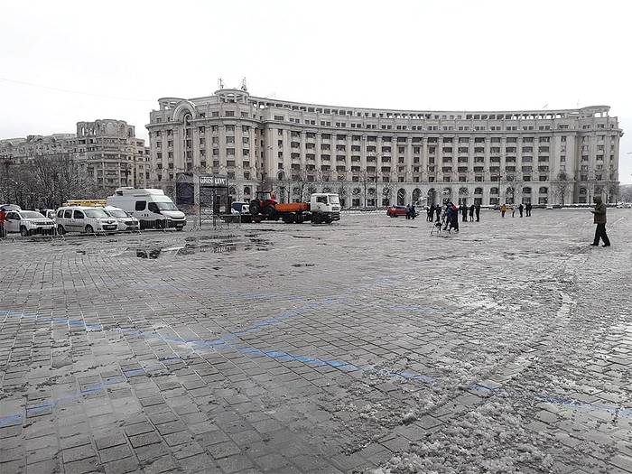 Au fost prezenţi mai mulţi  ziarişti decât protestatari. Foto: Adrian Popescu
