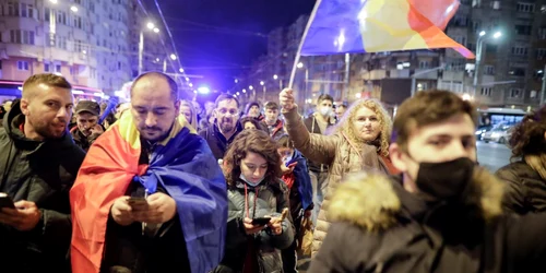 Proteste anti-restricţii covid - seara 4 - Bucureşti / 31 mar 2021 / FOTO Inquam Photos / George Călin