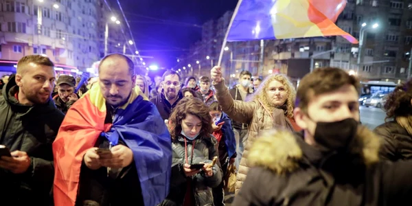 Proteste anti-restricţii covid - seara 4 - Bucureşti / 31 mar 2021 / FOTO Inquam Photos / George Călin