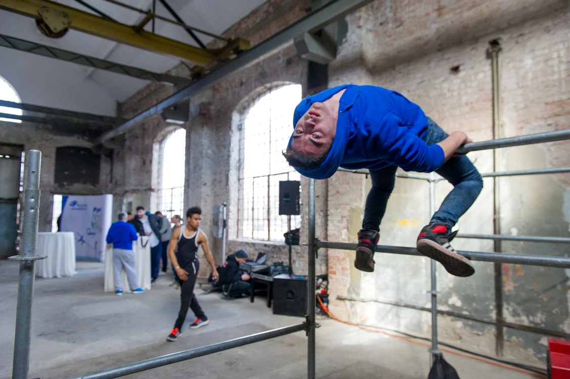 
    Un practicant de parkour în mijlocul unui exerciţiu  