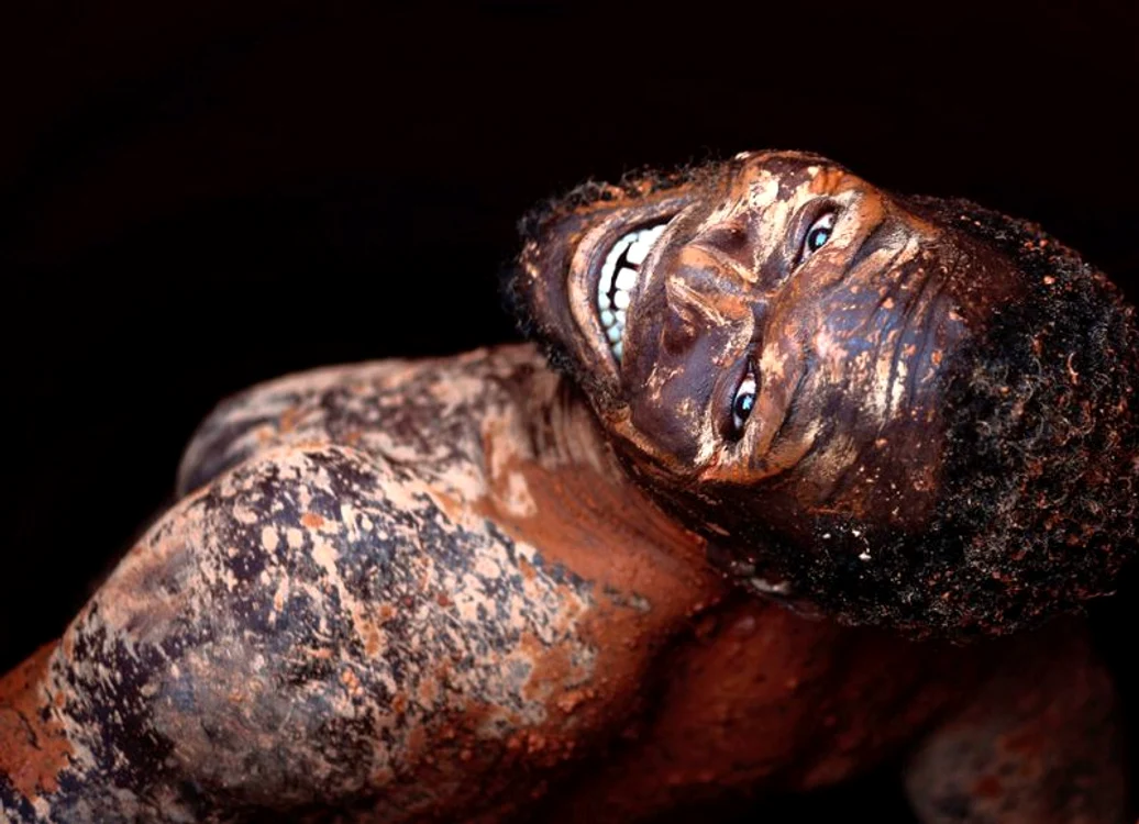 Un miner zâmbeşte în timp ce coboară într-o mină de aur din Africa de Sud, 18 septembrie  (Foto: Reuters / Goran Tomasevic)