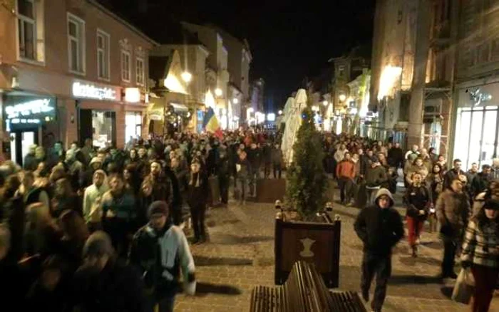 Protestatarii din Braşov au mărţăluit pe străyile Braşovului