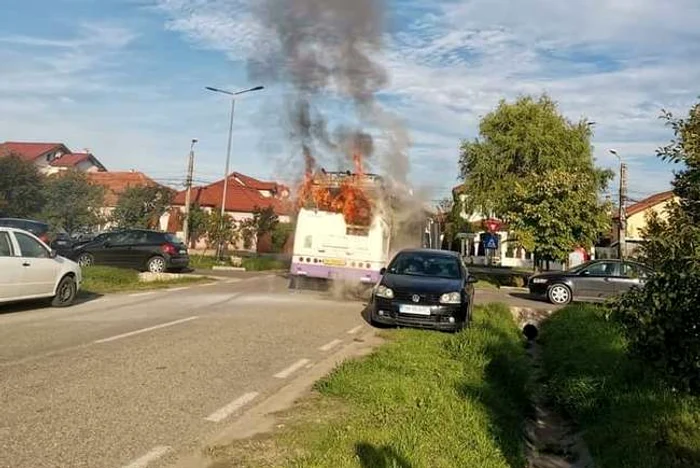 Troleibuzul în flăcări FOTO ISU Timiș
