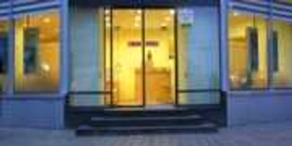 Un bancomat al Raiffeisen Bank a fost spart in cursul nopţii UPDATE