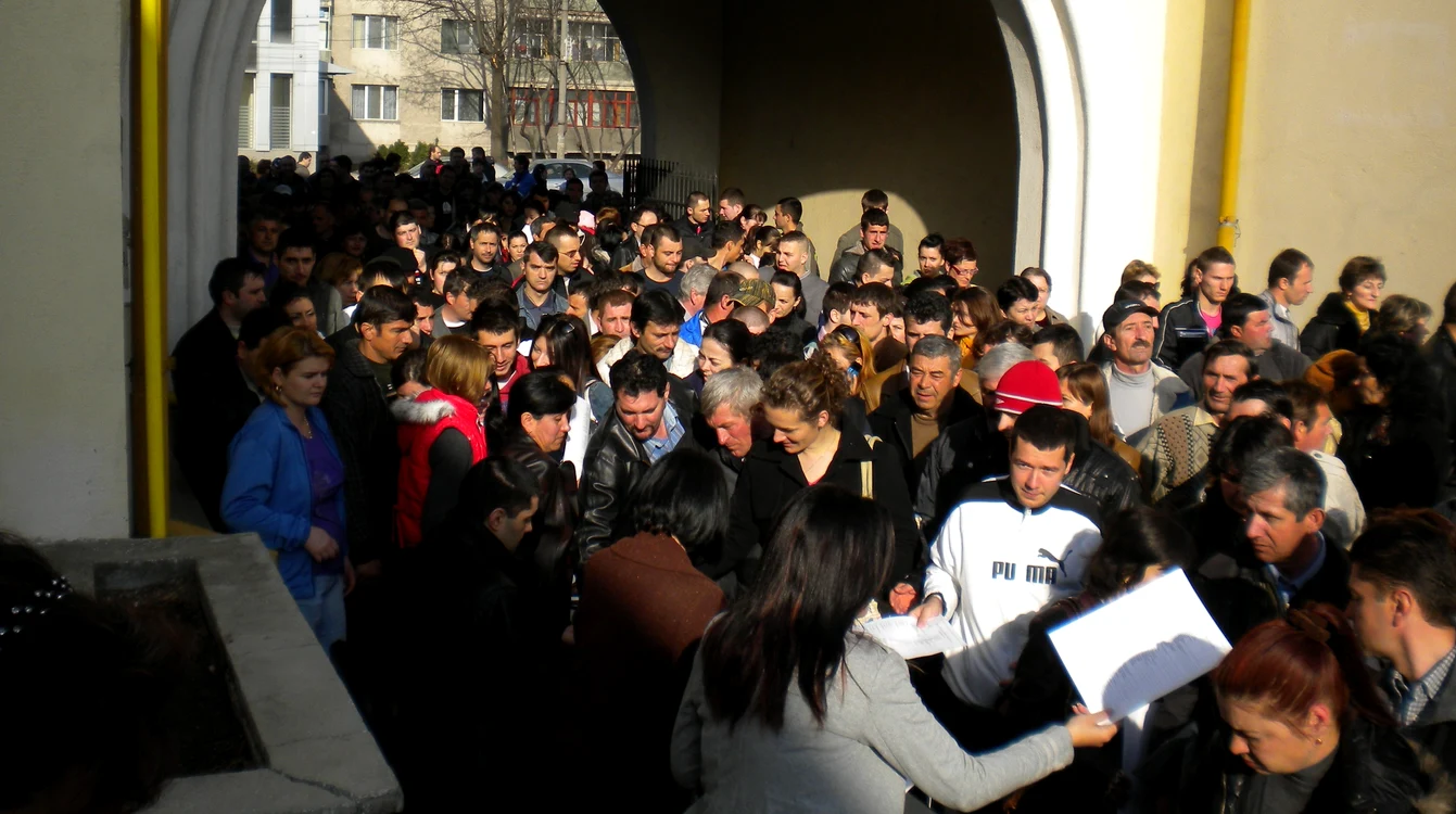 
    Șomerii stau la cozi interminabile, atunci când se anunță Bursa locurilor de muncă (foto:realitateavranceana.ro)  