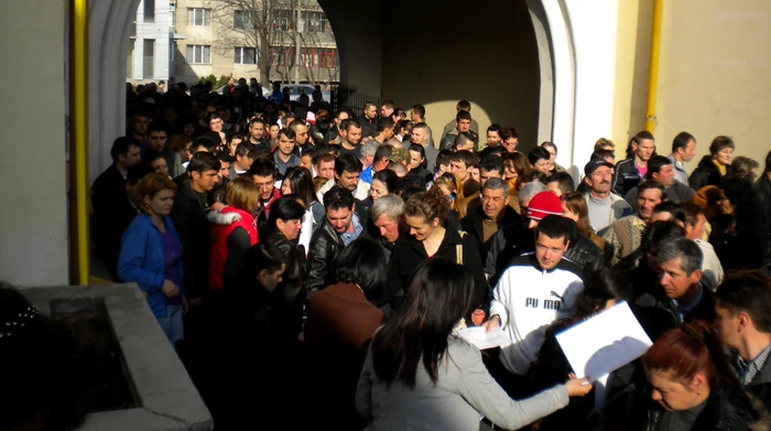 Șomerii stau la cozi interminabile, atunci când se anunță Bursa locurilor de muncă (foto:realitateavranceana.ro)