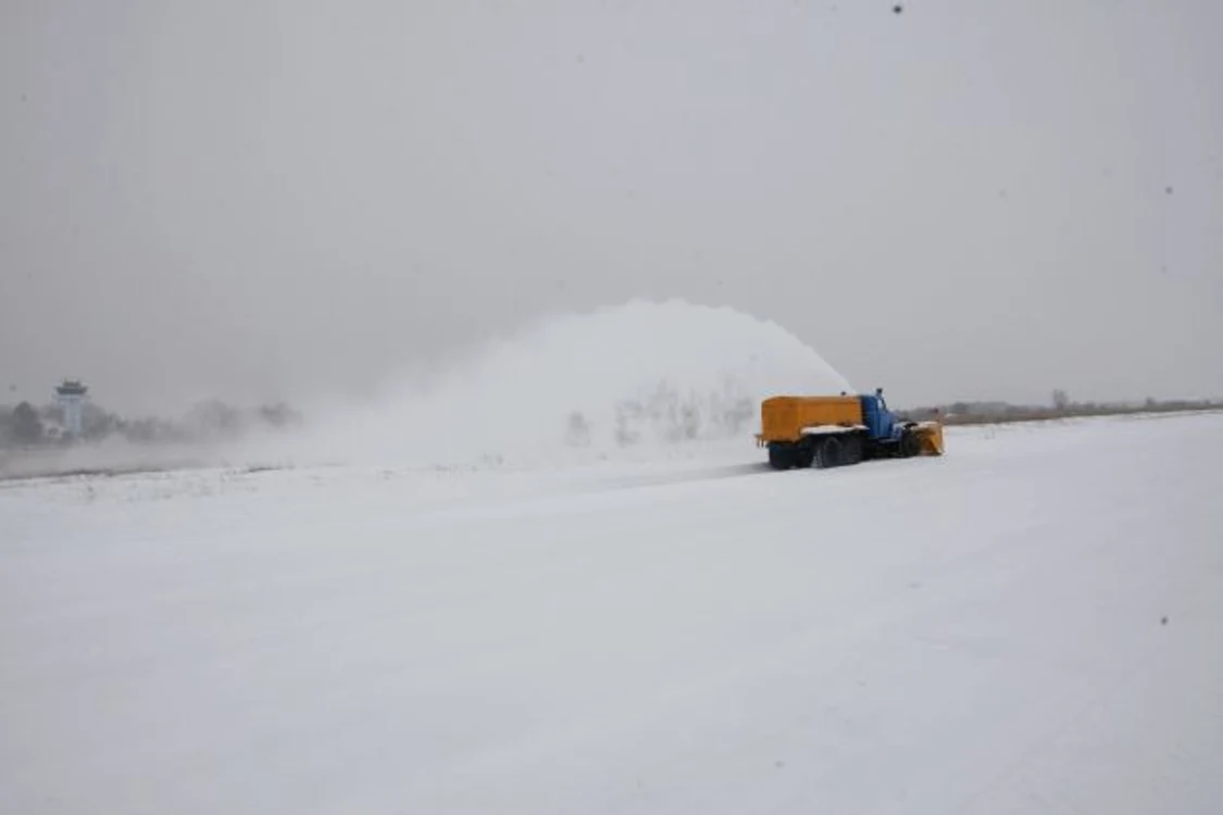 Angajaţii aeroportului au început deszăpezirea încă de acum trei zile. Foto:Adevărul