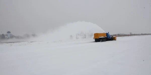 Angajaţii aeroportului au început deszăpezirea încă de acum trei zile. Foto:Adevărul