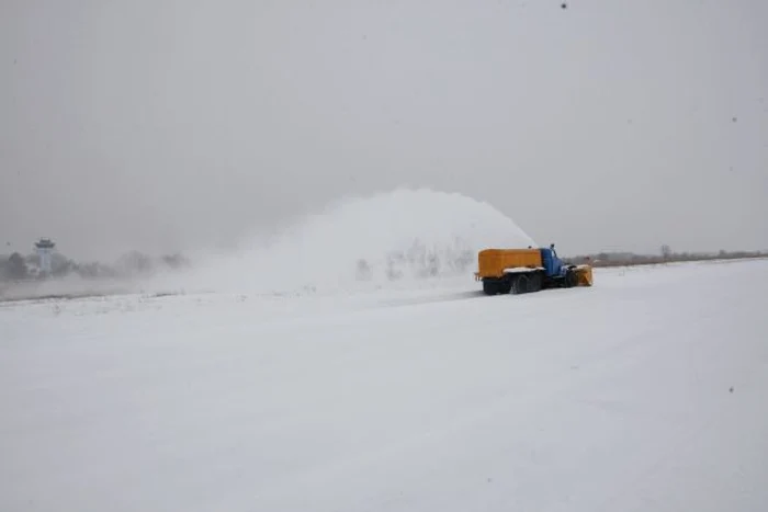 Angajaţii aeroportului au început deszăpezirea încă de acum trei zile. Foto:Adevărul