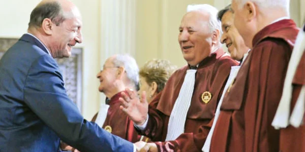 Traian Băsescu ar putea primi legea Educaţiei la promulgare după verdictul judecătorilor de la Curtea Constituţională 