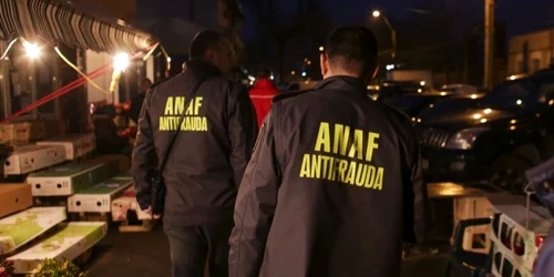 Inspectori ai ANAF verifica activitatea comerciantilor din piata de flori din Bucuresti- 8 martie 2017 Inquam Photos / Octav Ganea
