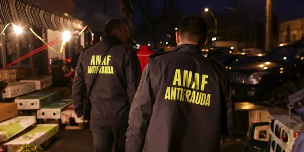 Inspectori ai ANAF verifica activitatea comerciantilor din piata de flori din Bucuresti- 8 martie 2017 Inquam Photos / Octav Ganea