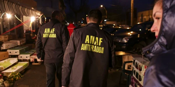 Inspectori ai ANAF verifica activitatea comerciantilor din piata de flori din Bucuresti- 8 martie 2017 Inquam Photos / Octav Ganea