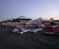 Operatorii economici din Mamaia au montat şezlongurile aproape de apă