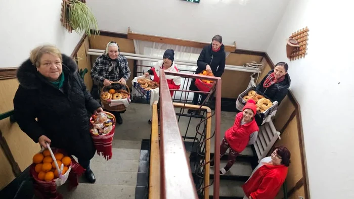 Voluntarii ducând ajutoare bătrânilor FOTO Ana Maria Macuc