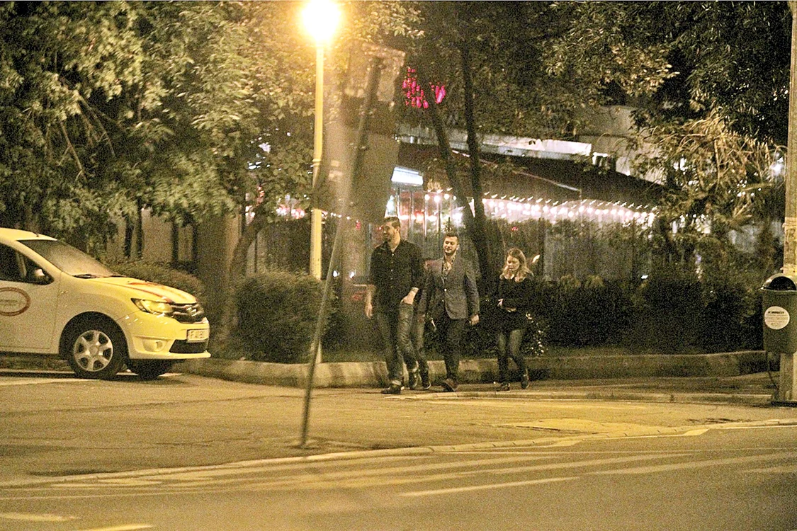 Juniorul (în centru) iese la  restaurant la patru ace