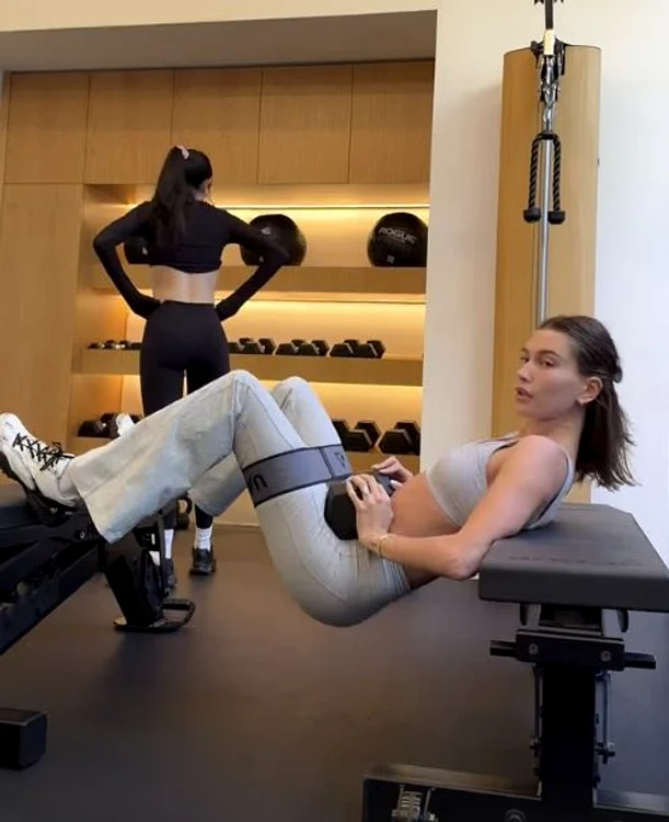 Hailey Bieber  face exerciții  fizice zilnic