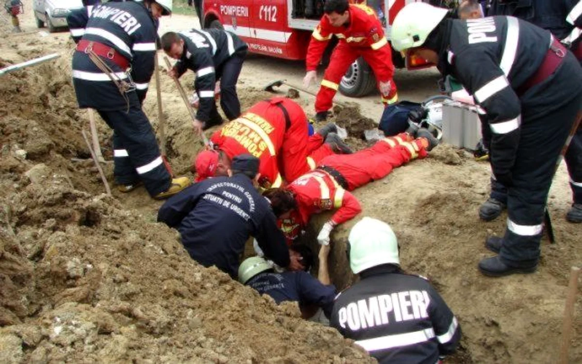 
    Cei doi au fost prinşi sub un mal de pământ (foto: arhivă)  