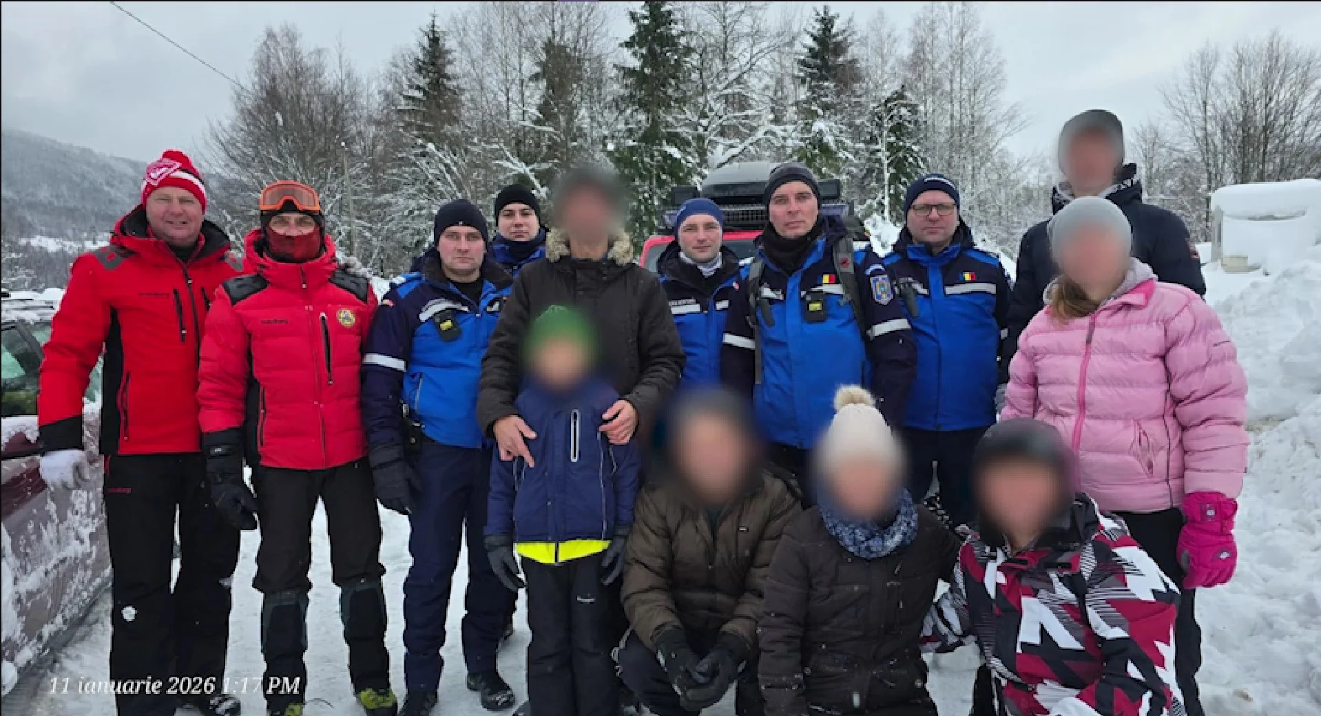 Opt persoane, salvate după ce au rămas blocate de zăpadă în județul Hunedoara: „Le evacuăm în siguranță!”