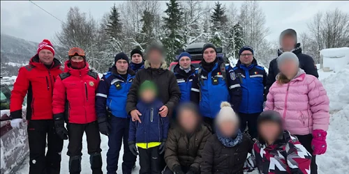 Opt persoane, salvate după ce au rămas blocate de zăpadă foto captura video jpg