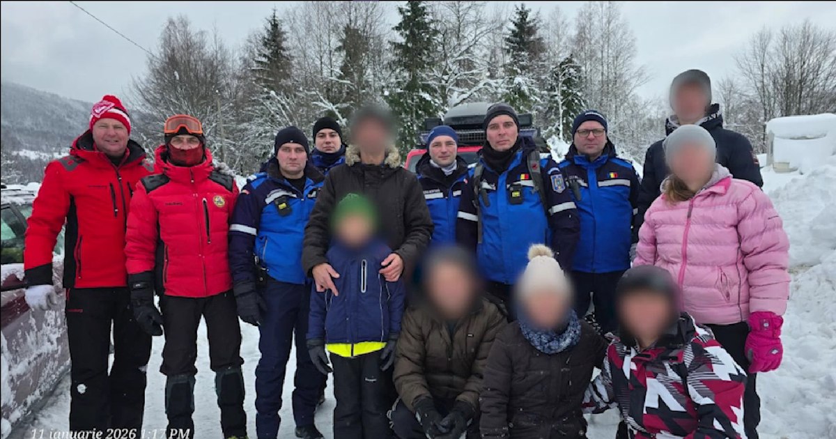 Opt persoane blocate în zăpadă în județul Hunedoara au fost salvate cu succes!